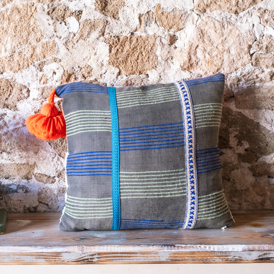 Coussin décoratif avec pompon fait main