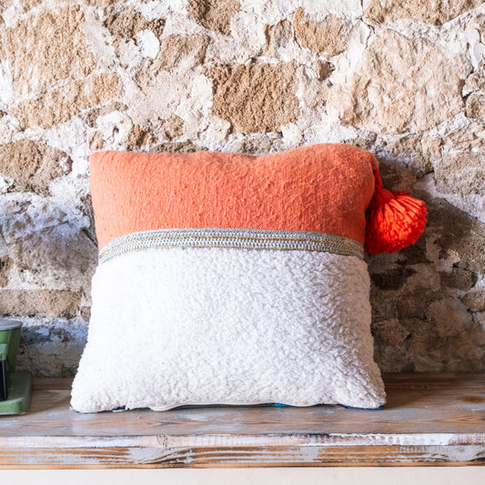 Coussin décoratif avec pompon fait main
