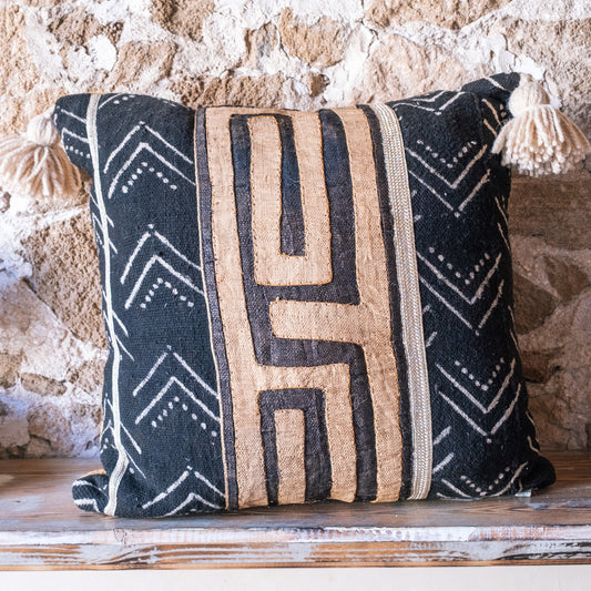 Grand coussin brodé en tissu africain carré