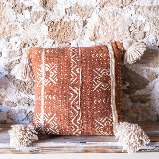 Housse de coussin en textile africain avec pompons faits main