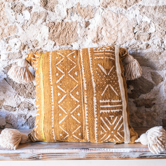 Housse de coussin en tissu africain avec des pompons faits à la main