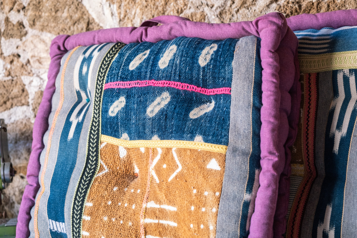 Coussin unique en tissus africains recyclés