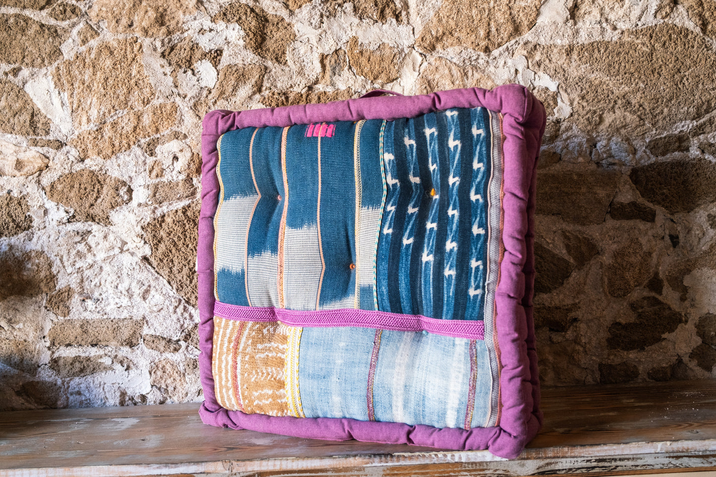 Coussin unique en tissus africains recyclés